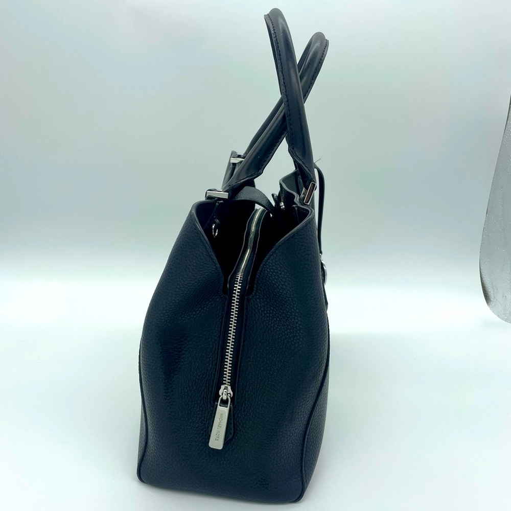 🎉🎉🎉SOLD🎉🎉🎉Black & Silver Michael Kors Purse - Picture 6 of 10